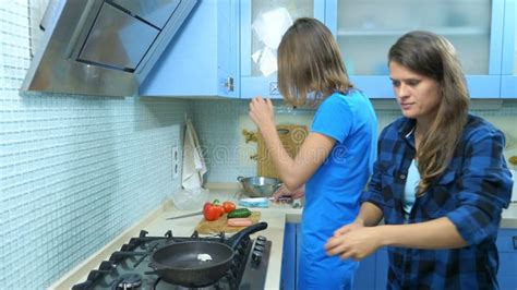 Deux Filles Une Famille Lesbienne Pr Parant De La Nourriture Dans La Cuisine La Maison Clips