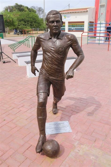Estátua De Daniel Alves Em Juazeiro Vira Meme “padre Cícero Jogou Futebol”