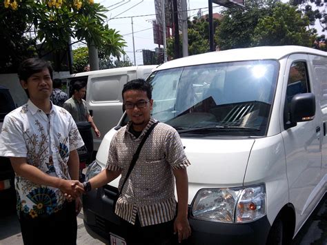 Foto Penyerahan Unit Sales Marketing Mobil Dealer Daihatsu Semarang