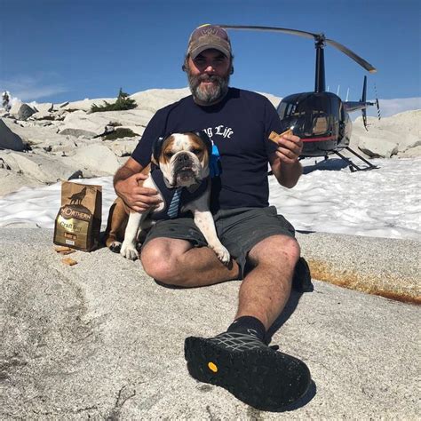 Mr. Bentley, Anjing yang Jadi Co-Pilot Helicopter - Bobo He has been a helicopter pilot for almost 25 years, and often we went looking to see how things were freezing, friesen, from vancouver, told the huffington.