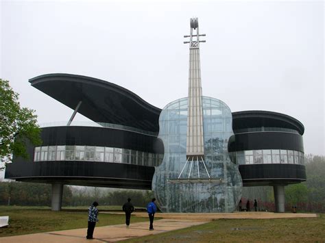 En blijkbaar was dit de enige reden voor de bouw ervan: design-dautore.com: Piano House in China