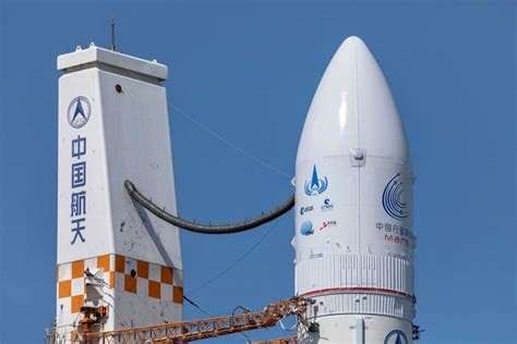 De raket die in de afgelopen week een nieuwe module voor china's eigen ruimtestation in een baan rond de de raket weegt naar schatting 21 ton. Chinas Rakete mit Marssonde zur Startrampe befördert_China ...