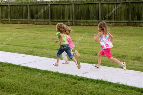 Hermana Tres Niñas Jugando Corriendo En El Parque — Foto De Stock