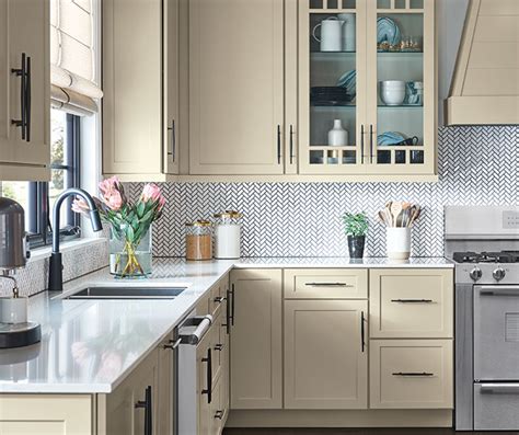 For many people, shaker cabinets are a welcome addition to their kitchen. Off White Shaker Kitchen Cabinets - MasterBrand