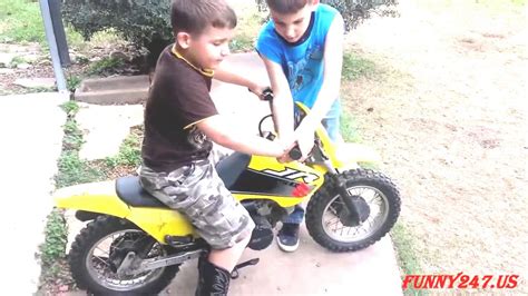 Tiap orang boleh saja punya ada yang tentang anak racing, touring, sampai pemilik vespa dan motor tua. Anak - Anak bawa motor cross - YouTube