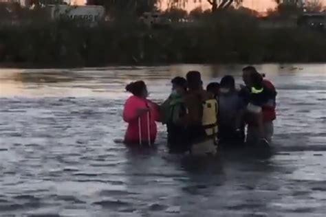 Video Rescatan A Embarazada Y Niños Migrantes Que Cruzaban Río Bravo