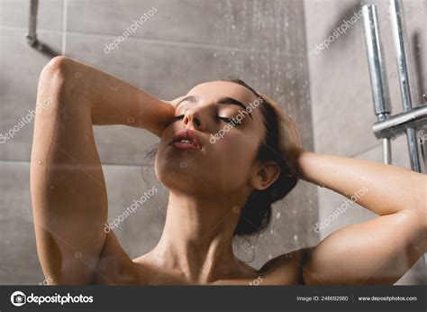 Mulher Bonita Nua Tomando Banho Cabine Fotos Imagens De Igorvetushko