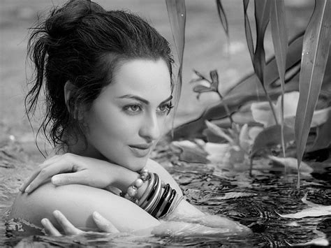 Download Sonakshi Sinha Hd Wallpapers Free Download Bollywood Sexiest Movie List 2018
