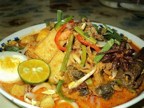 Kari ayam atau kare ayam merupakan hidangan ayam dengan kuah kuning penuh bumbu. resepi mee kari