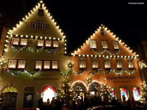 Save up to 10% on select secret bargain hotels. Das "Käthe Wohlfahrt" Haus am frühen Abend in der ...