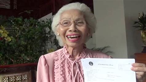 คุณยายวัย 84 ปี คว้าปริญญาตรีใบแรกสำเร็จ
