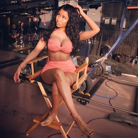 nicki minaj dévoile son corps et son décolleté de rêve en bikini sexy découvrez les photos