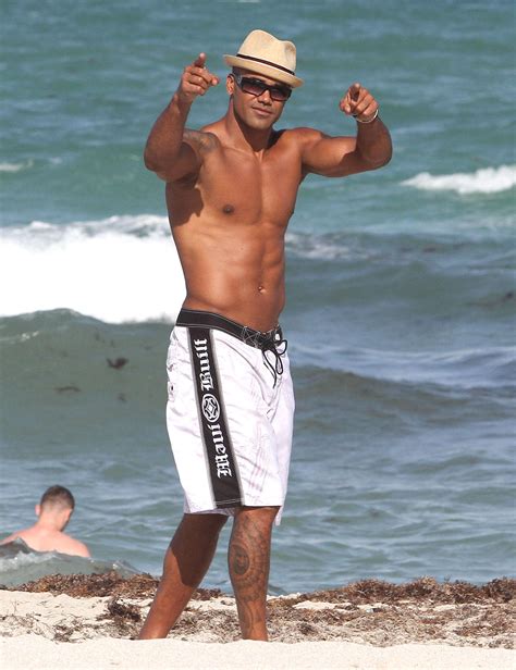 Shemar Moore Gives Miami Beach Two Thumbs Up Photos The Blemish