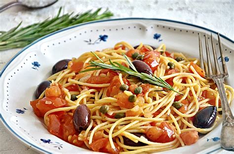 Spaghetti Mit Frischen Tomaten Oliven Und Kapern