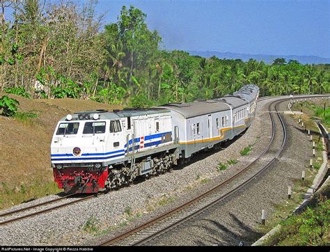 Asap keluar dari aircond kereta. "Merbabu ningraT"s Blog: Sepur = Kereta Api Indonesia