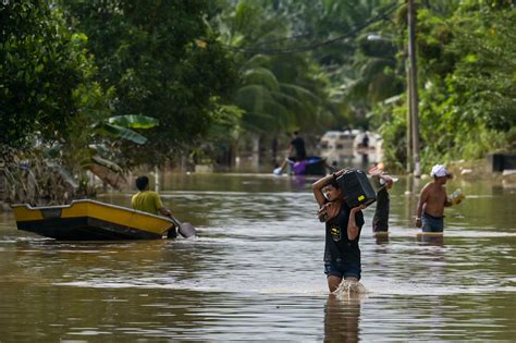Six Dead Nearly 50000 Evacuated In Malaysia Floods Thai Pbs World