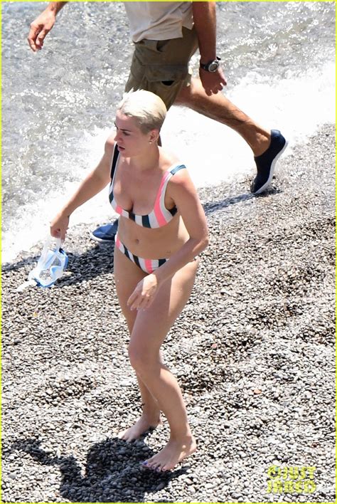 Katy Perry Wears A Striped Bikini At The Beach In Italy Photo 3925736