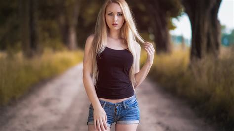 1920x1080 Blonde Girl In Depth Of Field Hd Laptop Full Hd