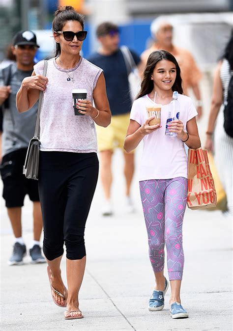 Katie Holmes Suri Cruise See Adorable Look Alike Photos Of The Mom Daughter Duo