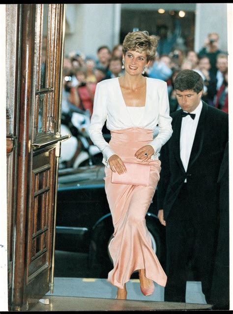 Od lat trwają spory, kim była naprawdę. Księżna Diana w wieczorowej kreacji - Styl księżnej Diany ...