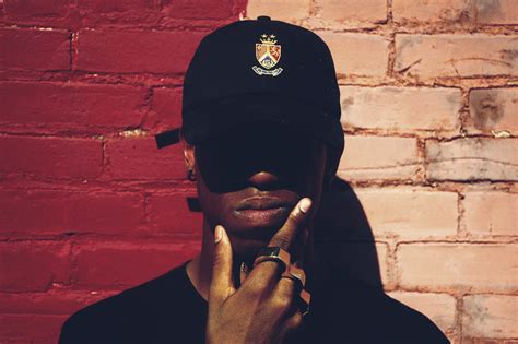 무료 이미지 손 남자 사람 남성 초상화 빨간 색깔 모자 의류 검은 얼굴 신전 사진 영상
