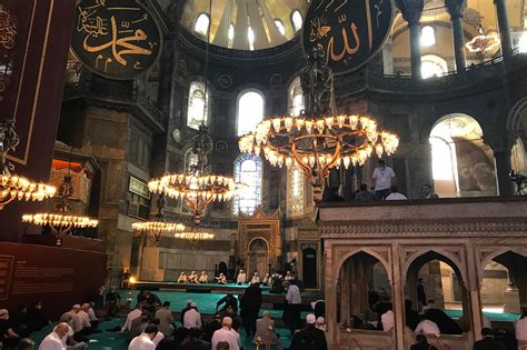 Eskiden kilise olan ayasofya'nın absidinin yönü diğer kiliselerde olduğu gibi kudüs'e yönelik olması gerekirken hafifçe kıbleye yöneliktir. Ayasofya Camii'nde namaz kılma alanları akın akın doldu ...