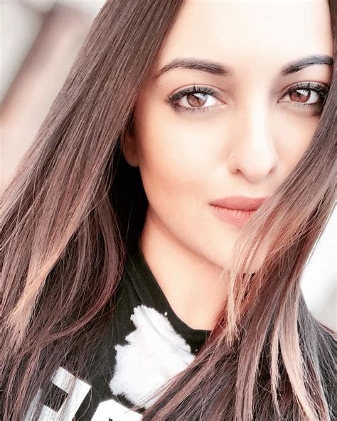 Selfie Of Sona🔥🔥 Stunning Sonakshisinha Beauty Girl Sonakshi Sinha