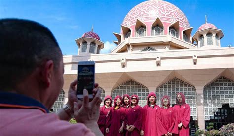 Dalam konteks malaysia, pelancongan terus menjadi sumber utama dalam aktiviti tukaran wang asing yang menyumbang kepada pertumbuhan ekonomi. Malaysia destinasi pelancongan Islam - StartUp Borneo