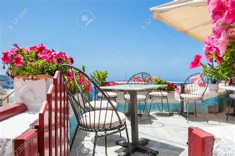 Hermosa Cafetería Con Flores En La Playa La Isla De Santorini Grecia