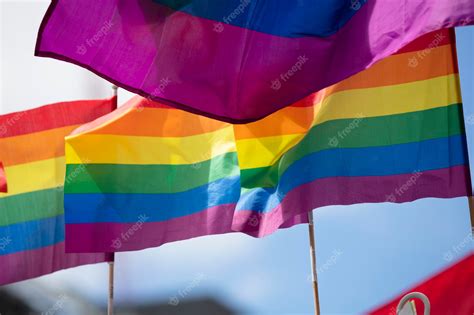 una bandera del arco iris del orgullo gay lgbt ondeando en un evento de celebración de la