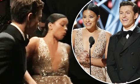 Durant le charitableday 2017, qui s'est déroulé du vendredi 11 au samedi 12 août 2017 pendant 24h, j'ai eu l'honneur de recevoir gina valentina et tom duques. Gina Rodriguez is swiftly saved by Tom Holland at the ...