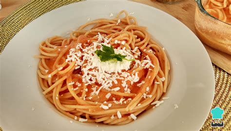 Espagueti rojo con crema Receta fácil con queso