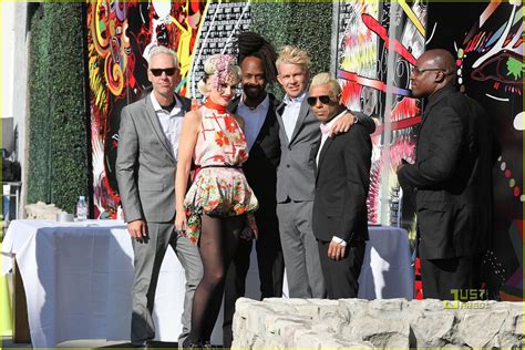 Gwen Stefani Zuma Wears A Sling Photo 2550608 Celebrity Babies