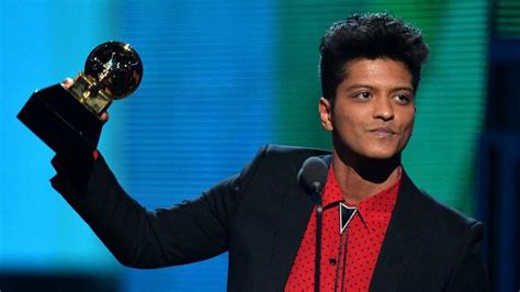 Grammy Rewind Bruno Mars Dedicates His Best Pop Vocal Album Grammy To His Late Mother In 2014