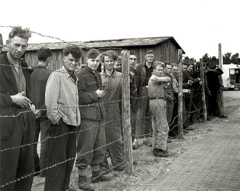 De tweede wereldoorlog was de samensmelting van een aantal aanvankelijk afzonderlijke militaire conflicten die van 1939 tot 1945 op wereldschaal werden uitgevochten tussen twee allianties: Na de oorlog