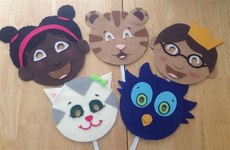 Los tigres son animales realmente hermosos, y ahora tienes la oportunidad de vivir la vida como estos animales lo hacen en la naturaleza. Daniel Tiger character masks. Just felt, poster board, and ...