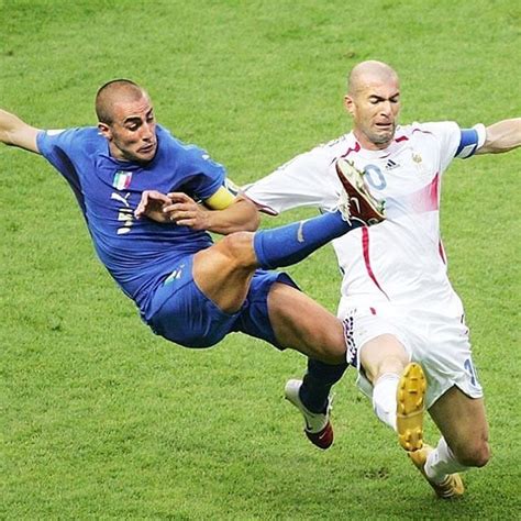Daraufhin flog der superstar vom platz, die franzosen verloren das endspiel. Football Memories on Instagram: "Cannavaro vs Zidane World ...