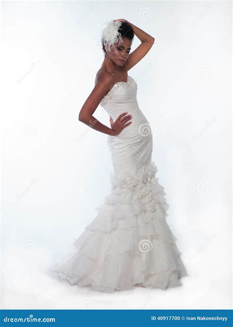 Femme Afro Américaine Dans Une Robe De Mariage Photo Stock Image 40917700