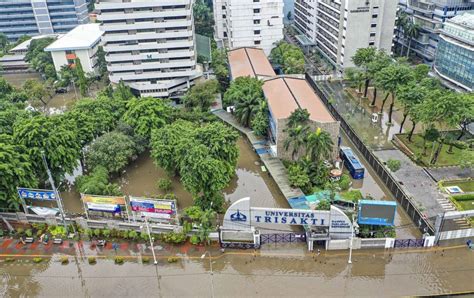 Apalagi menurut kajian bpbd dki jakarta, pembangunan jakarta tidak dilengkapi dengan sistem. Korban Banjir Jakarta: Rakyat Malaysia Di Jakarta Diminta ...
