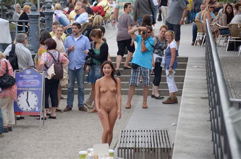 Naked Babe In A Crowded Public Area Foto Porno Eporner