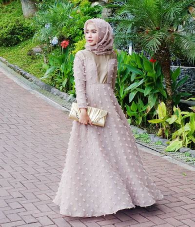 Berbagai model baju muslim modern berikut semoga bisa menginspirasi dan juga sebagai referensi gaya fashion busana muslim anda. 7 Inspirasi Gaun Muslim untuk Kondangan yang Simpel dan ...
