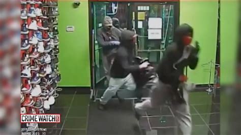 Crime Watch Daily Surveillance Captures Robber Running After Getaway Car Crimetube Youtube