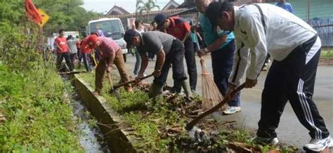 Pengertian kegiatan ekonomi adalah suatu kegiatan yang dilakukan oleh manusia untuk memenuhi kebutuhan hidupnya, umumnya kegiatan ekonomi terdiri a. Pengertian Gotong Royong : Manfaat, Kegiatan, Unsur, Ciri ...