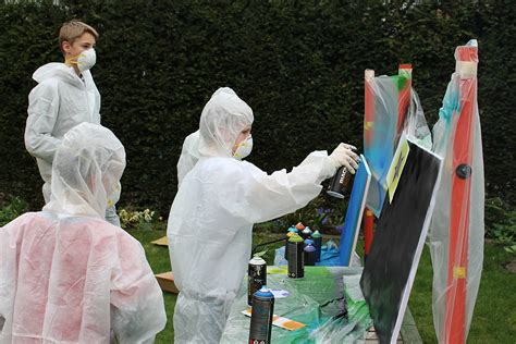 Dieser bereich der streetart ist älter als viele denken, auch wenn graffiti im heutigen stil erst ein paar jahrzehnte auf dem buckel hat. Graffiti Workshop für Kindergeburtstag | Spraybar