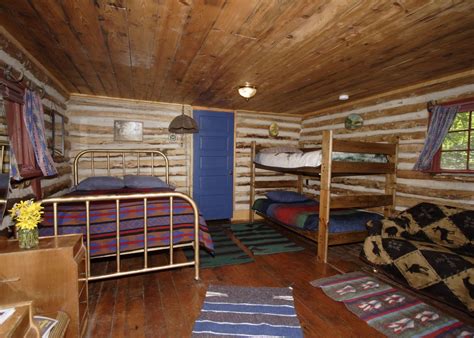 This room has a very rustic and earthy feel, perhaps due to the colors chosen. Rustic cabin interior | Log cabin interior, Cabin ...