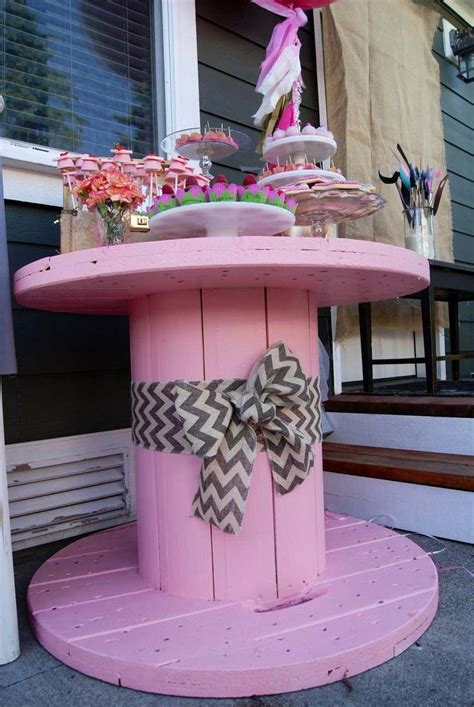 Complete your living room decor with a homemade round coffee table. Round coffee table from wire spools - 30 amazing DIY ideas ...
