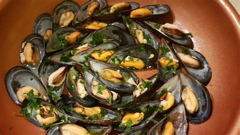 Per cucinare le cozze ripiene , pulisci i molluschi come spiegato precedentemente e tienili da parte. Le cozze in padella | cucinare.it