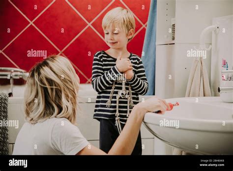 Mutter und Sohn beim Zähne putzen im Bad Stock Photo Alamy