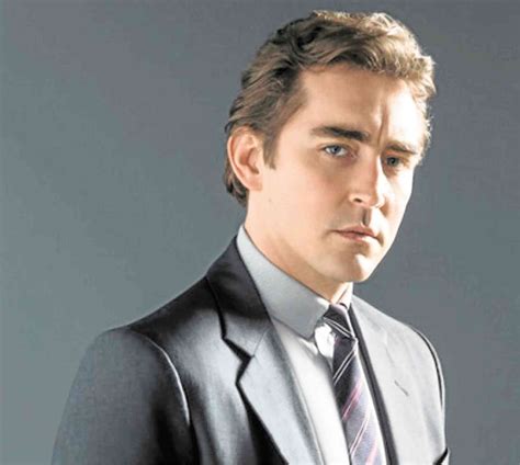 'Intrusive question' drives Lee Pace out of the closet ...