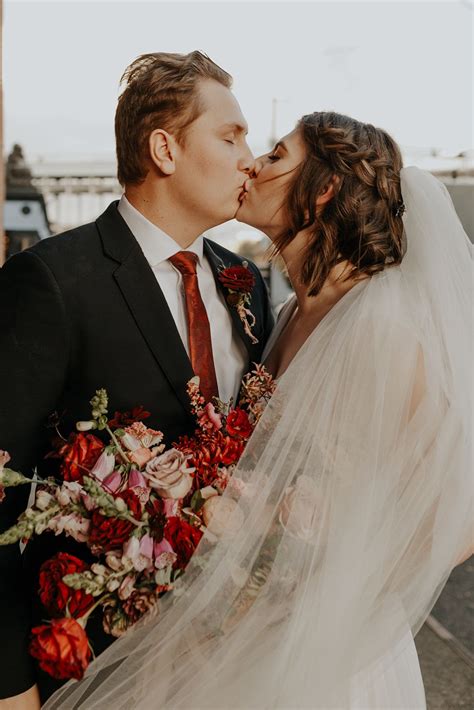 Love This Huge Bride Veil With Burgundy Bouquet And Tie This Bride And